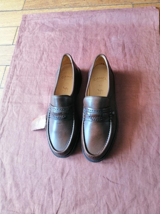 全新，正品。男棕色软皮鞋。骆驼牌。42号。...