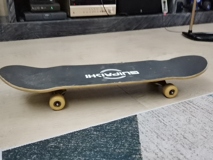 这是一款超炫的四轮滑板，适合儿童青少年初学...