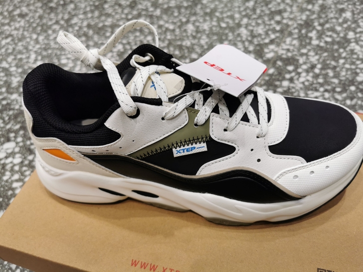 特步正品皮面时尚休闲鞋，有吊牌接近全新