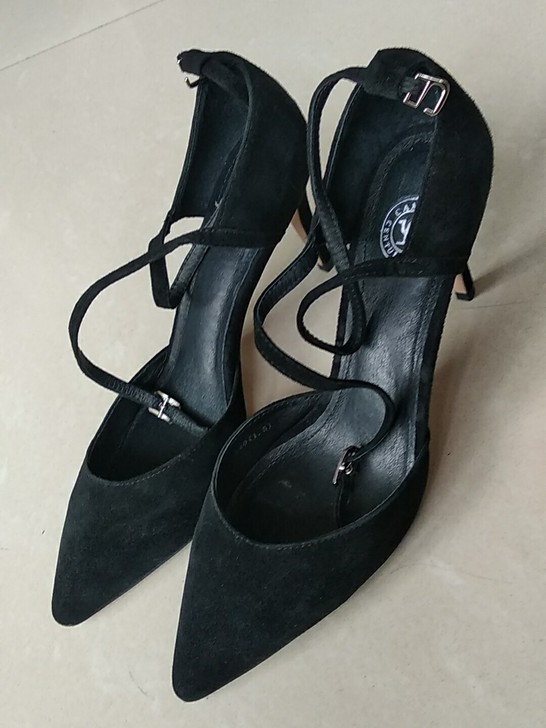 骆驼鞋,专柜购买。38码。后跟细高没穿几次...