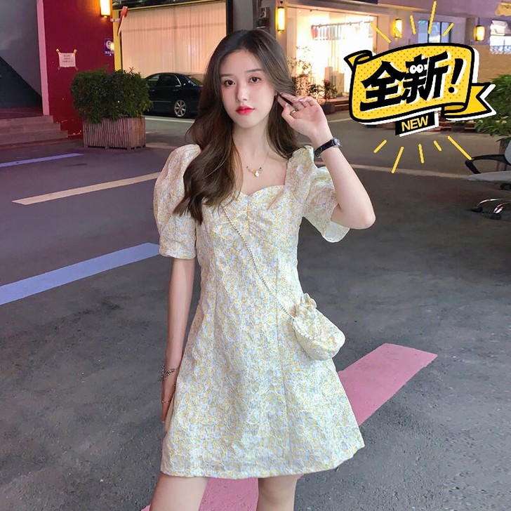 服装店不开了，处理一批碎花泡泡袖收腰连衣裙...