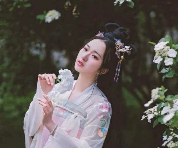 超仙的一件汉服，绣花什么的都非常好看，只试...