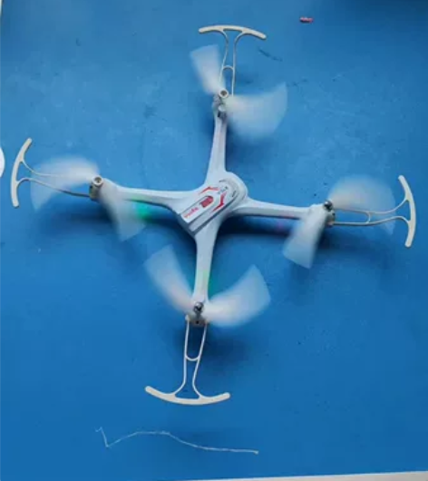 无人机，当时在超市买的玩了两次也不玩儿了放...