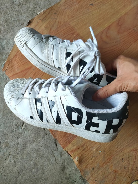 Adidas阿迪达斯版鞋，39码，喜欢的拍，