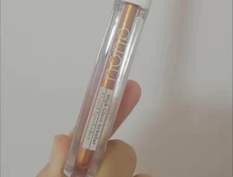 出一个艾遇液体眼影   姐姐送的  可以挑...