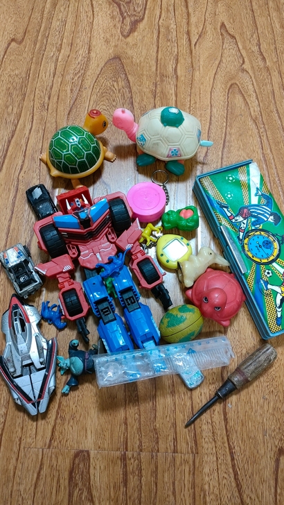 老玩具一堆打包，黄色那个电子宠物没有了，其...