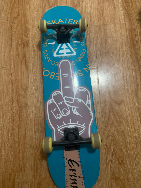 大学毕业时候买的滑板，专业的，不是玩具板哦...