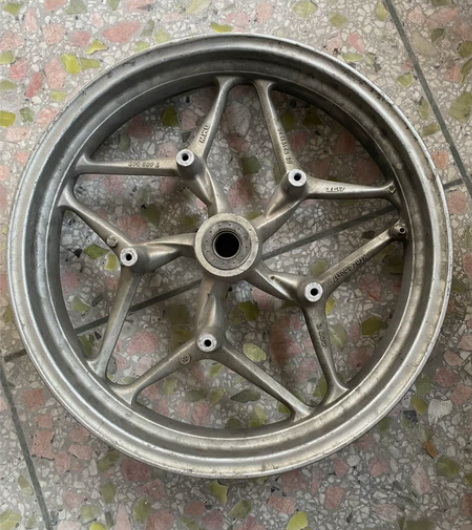 宝马R1200RT前轮毂，有少许变形，09...