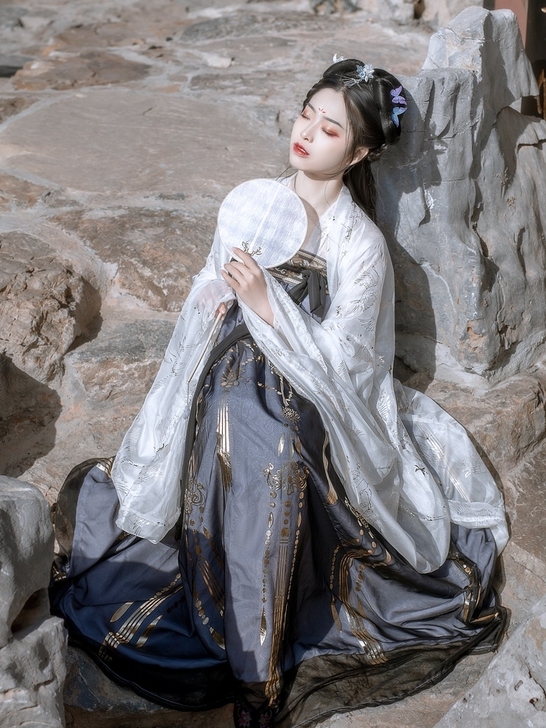 艺缕家汉服，s码仅试一洗一，是上衣加裙 ，...