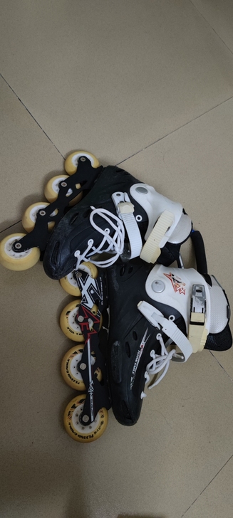 飞鹰牌溜冰鞋，买来大多数都放着的多，七成新...