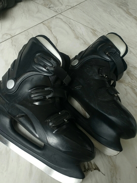 42码冰球鞋，鞋舌与卡扣有瑕疵，到不耽误使...