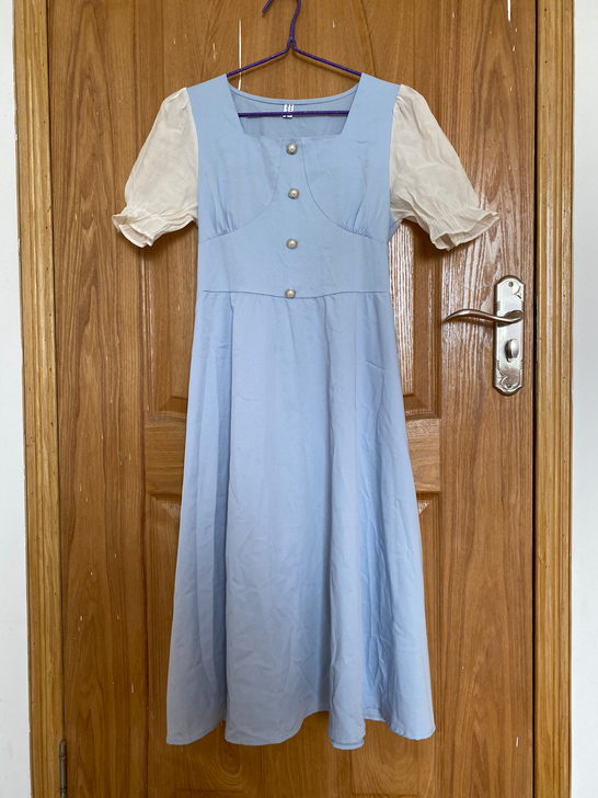 蓝色泡泡袖方领连衣裙