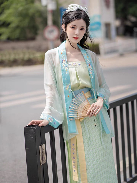 同类型的衣服太多了，全新出，M码，仅试穿～...