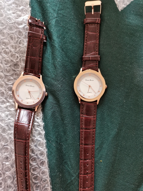 买超过300元的衣服，送一个手表，电子的