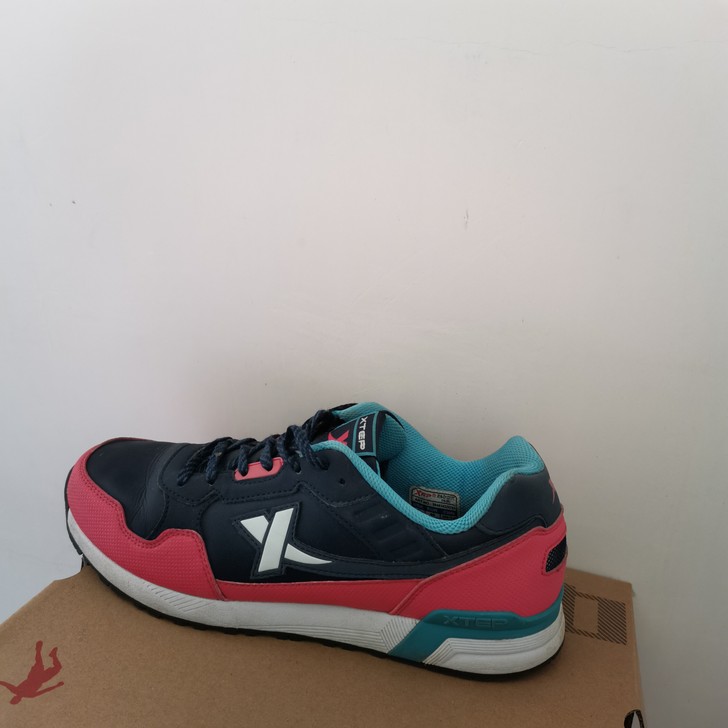 特步女鞋休闲鞋跑鞋  穿过， 没重度磨损。