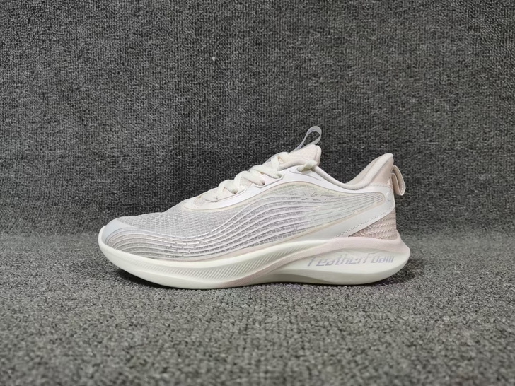 特步单网透气騛羽科技轻质跑鞋