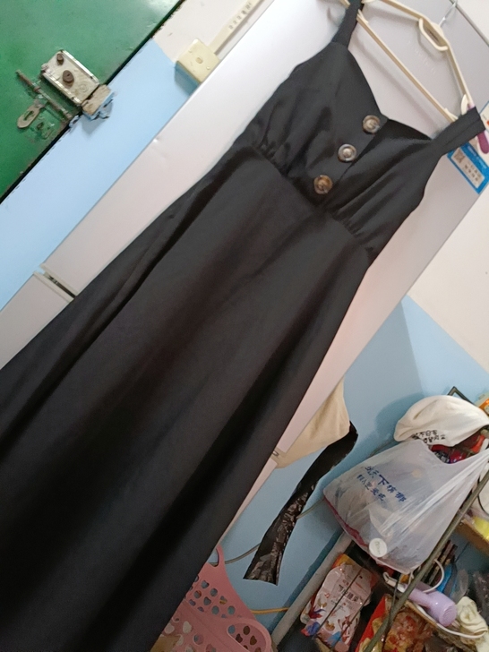 可换,黑色吊带后背小心机连衣服,别看它平平...