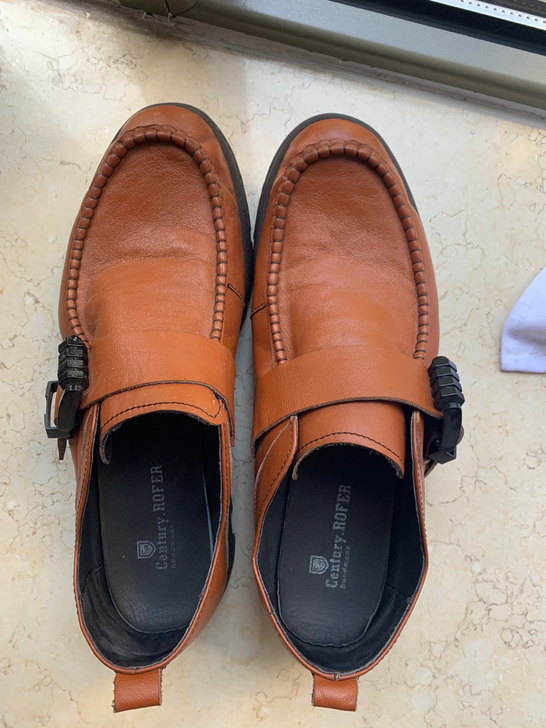 不认识的牌子 41码 皮子很舒服较软 随便...