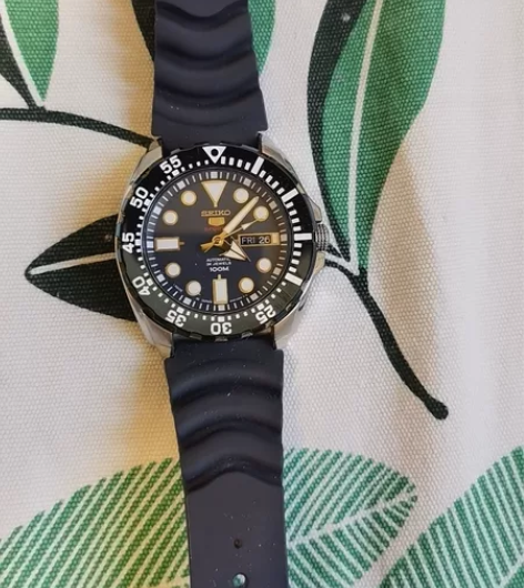 精工机械手表，京东官网购买，有一处细微划痕...