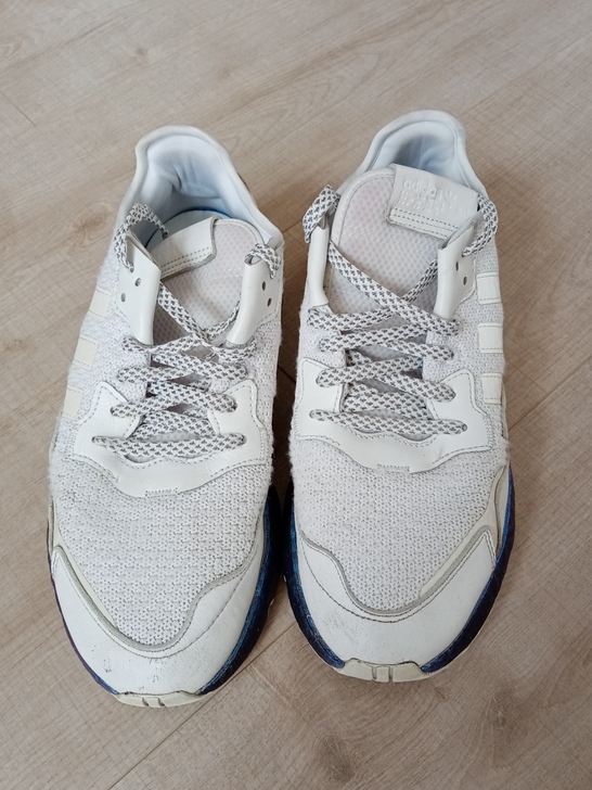 闲置男鞋:阿迪达斯品牌,白色运动鞋,43码...