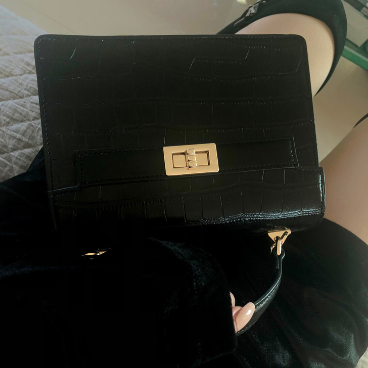 稻草人家女包全新,喜不喜欢的看第一眼,喜欢...