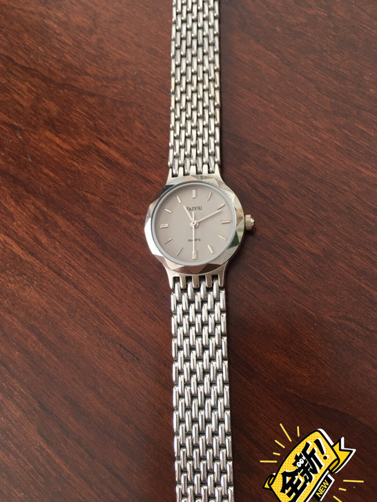 时尚女表全新石英机芯女表，款式新颖时尚，走...