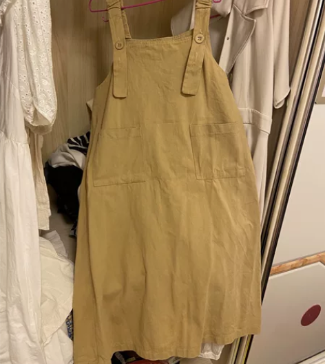 宽松背带裙，均码，有一个小小污渍，穿过三四...