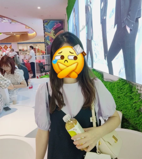 泡泡袖紫色上衣＋藏蓝色背带裙。一套出，我身...