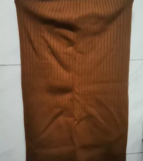 中长款半身包臀裙八成新一次未穿，喜欢的私聊...