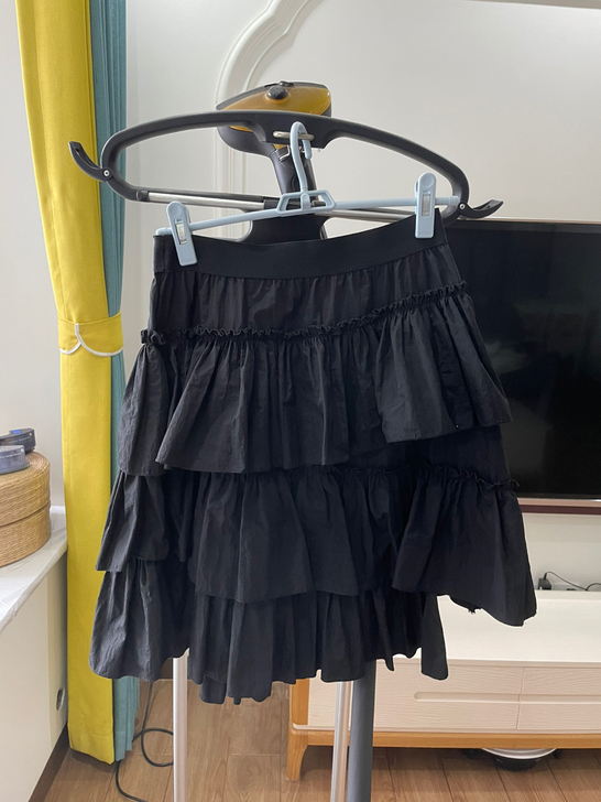 黑色不规则蛋糕裙。均码  八新(全场满50...