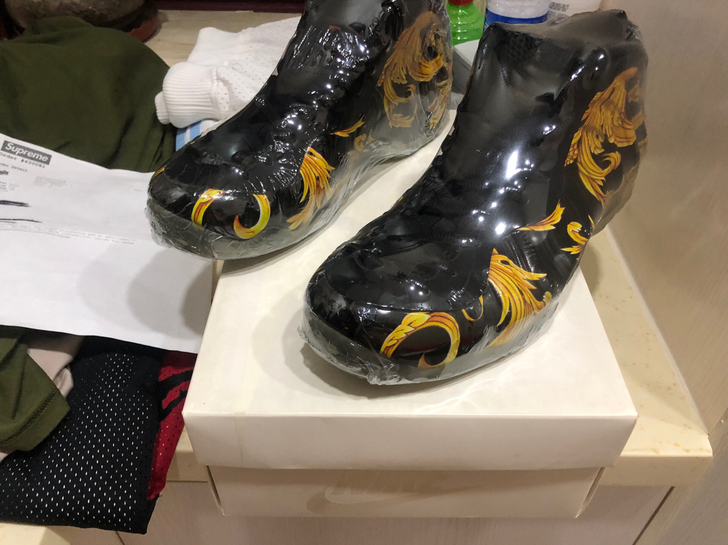 Nike 喷泡 黑稻草 44黄金码 穿着三...