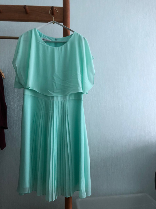 浅绿色雪纺连衣裙