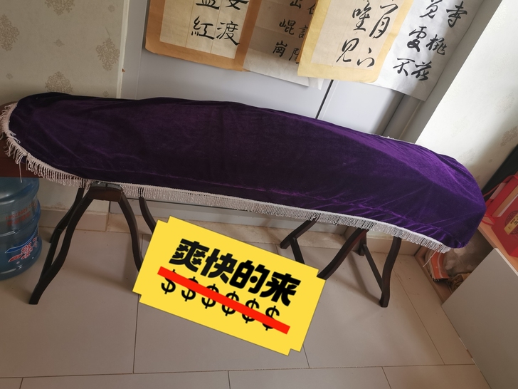 大概三年前学古筝,朋友送的,学了几节课就搁...