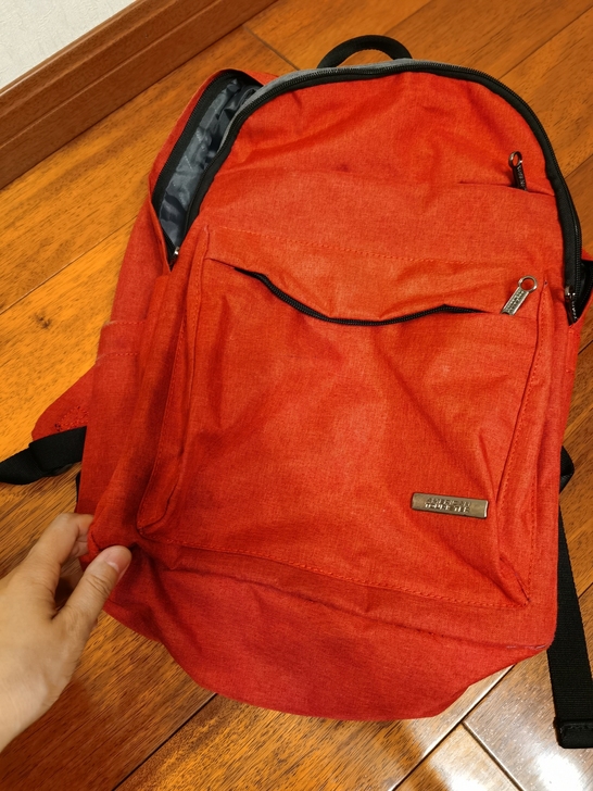 美旅酒红色双肩背包，能装笔记本电脑，用过一...