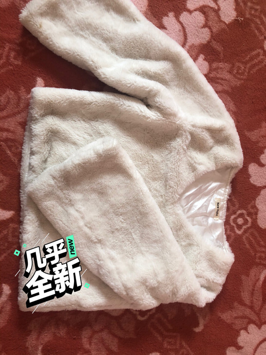 仿皮毛，毛毛软软的，摸起来很舒服，没有穿过...