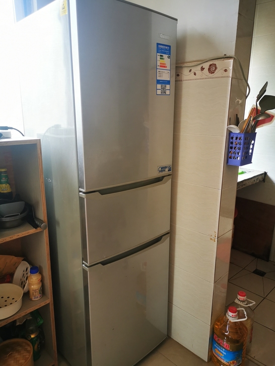 三层家用冰箱，216L大容量