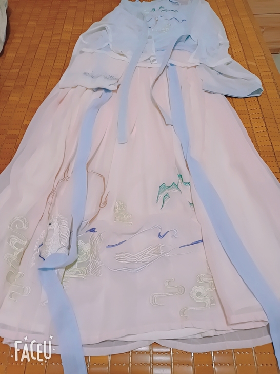 在成都春熙路香槟广场里的《流烟昔冷》汉服店...