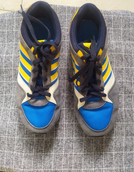 adidas三叶草休闲鞋42码,内衬有轻微...