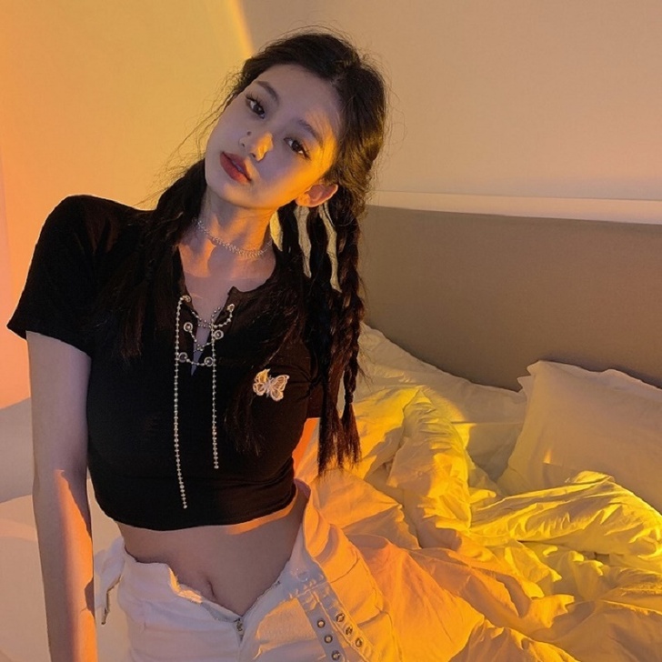 莫代尔面料轻薄，弹性大，辣妹必备短袖