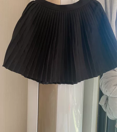 黑色百褶裙,适合90-100斤 感兴趣的话...
