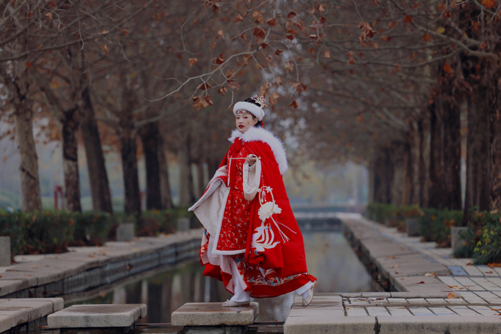 除披风以外全套售卖，只穿过一次，全部为m号...