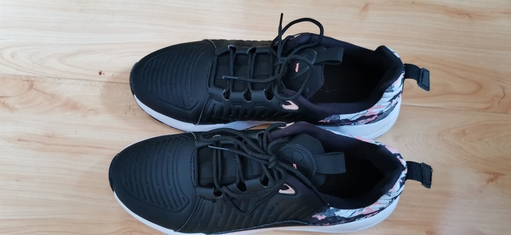 特步女鞋，专卖店购买，300左右，没穿几下...