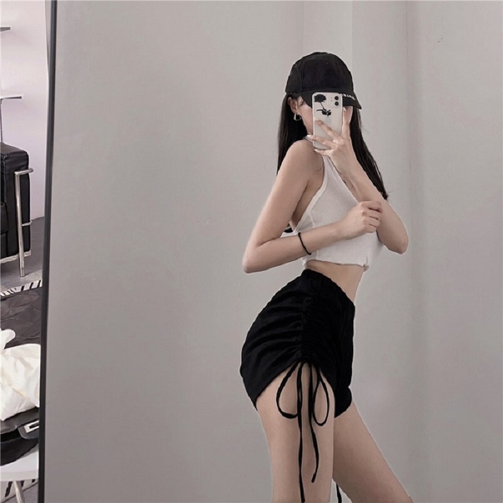 全新的裤子，仅试穿，穿着挺辣，剪了牌子，我...