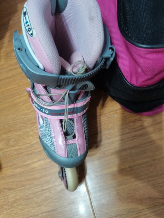 轮滑鞋，蓝色一双，粉色一双，没怎么穿，29...