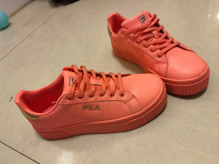 FILA斐乐果冻色板鞋，颜色应该是橙色偏粉...