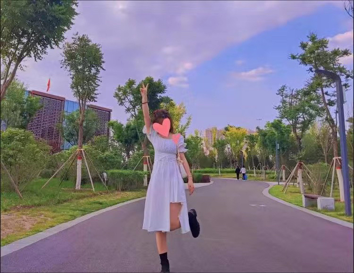 泡泡袖甜酷风裙子女夏季2021新款设计感不...