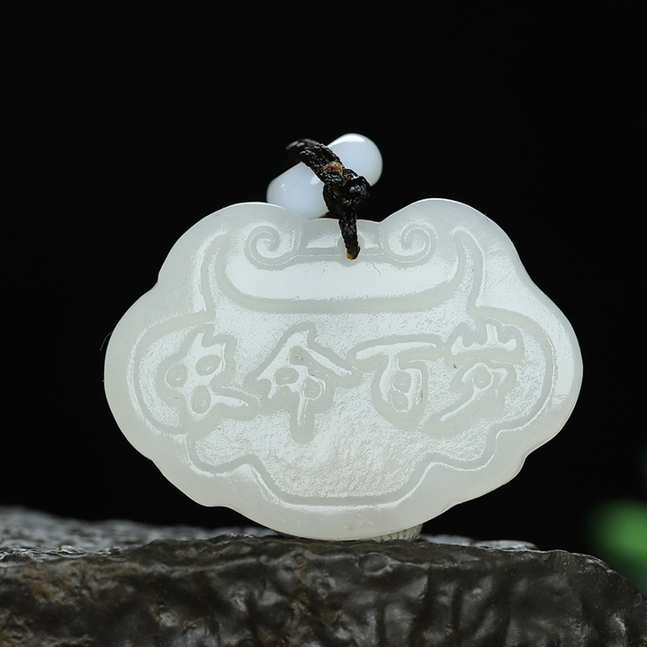 闪拍捡漏和田玉平安锁】贺西晓玉雕大师工作室...