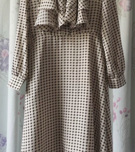 格纹长袖连衣裙，有里衬。肩宽38，胸围94...