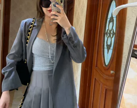 灰色西装m  质量都是好的 穿过几个小时而...