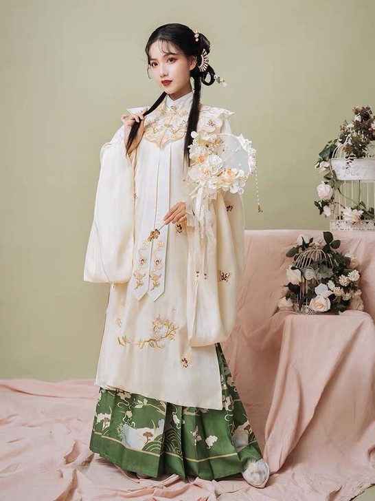 玉术家和望天涯家的两套汉服，150一套